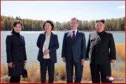三池淵（サムジヨン）をバックに記念撮影する金正恩夫妻と文在寅夫妻