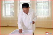 咸鏡南道の第201号選挙区第94号分区選挙場で投票する金正恩氏（2019年7月22日付朝鮮中央通信）