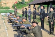 北朝鮮の準軍事組織・労農赤衛軍の兵士ら（ウェブサイト「朝鮮の今日」）