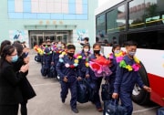 農村や炭鉱に「志願」したとされる黄海北道の青年たち（2021年5月19日付労働新聞）