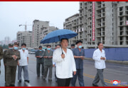 金正恩氏が普通江川岸段々式住宅区建設を現地指導した（2021年8月21日付朝鮮中央）