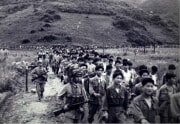 朝鮮戦争で捕虜になった韓国軍兵士と護送する北朝鮮の兵士(東亜日報)